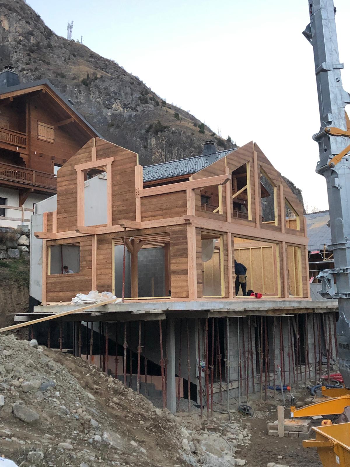 211025 Chantier valloire chalet poteau poutre meleze particulier01